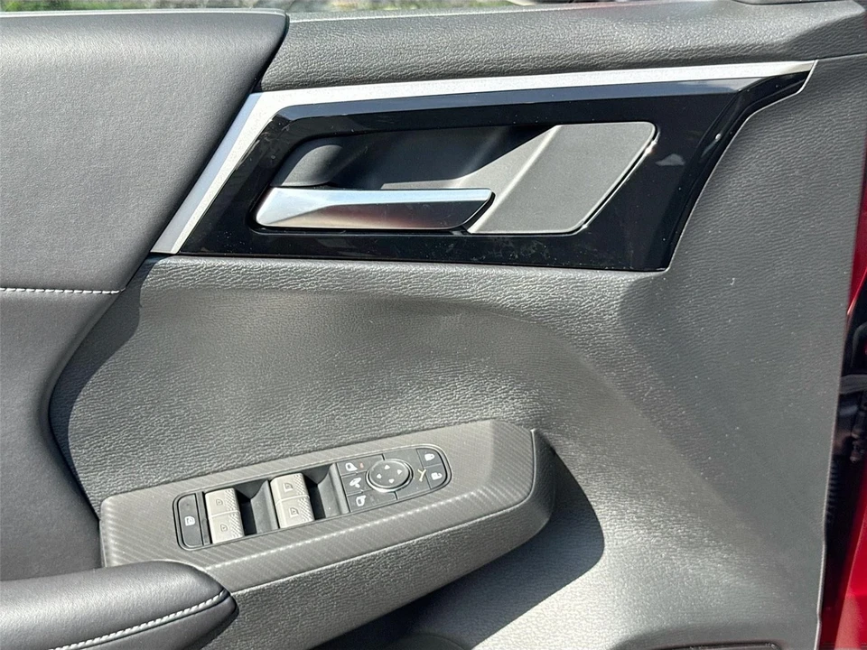 2025 Mitsubishi Outlander - Image 18 of 21