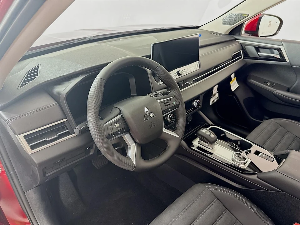 2025 Mitsubishi Outlander - Image 9 of 21