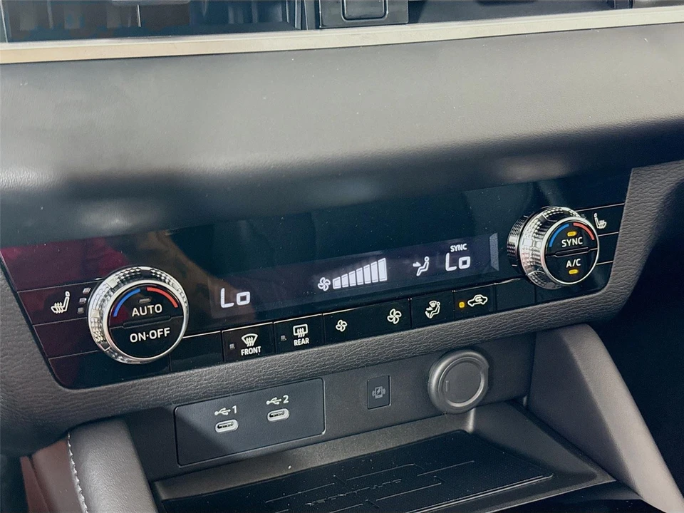 2025 Mitsubishi Outlander - Image 16 of 21
