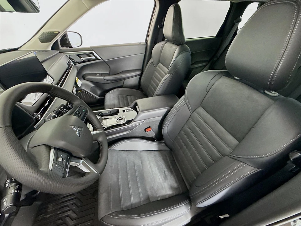 2025 Mitsubishi Outlander - Image 20 of 21