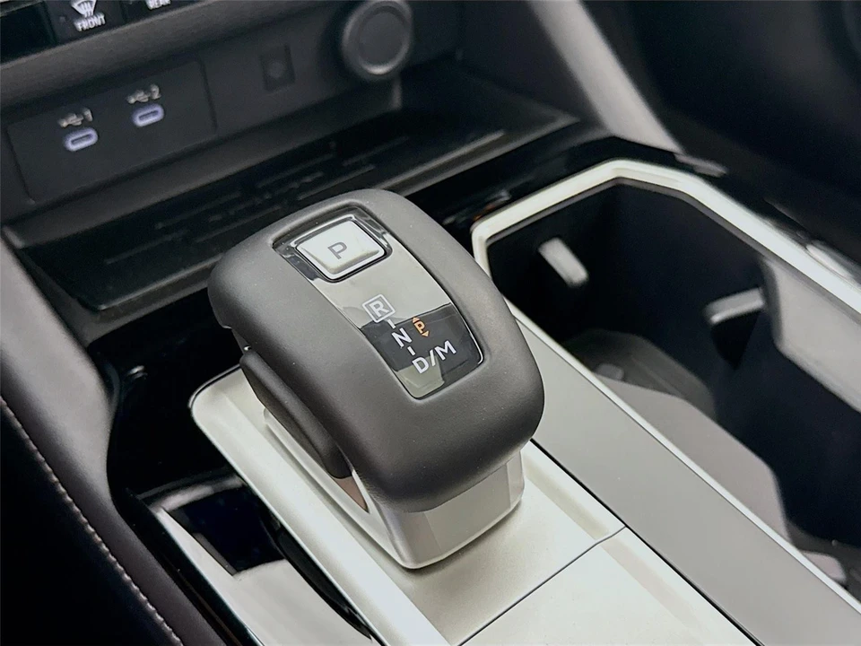 2025 Mitsubishi Outlander - Image 16 of 21