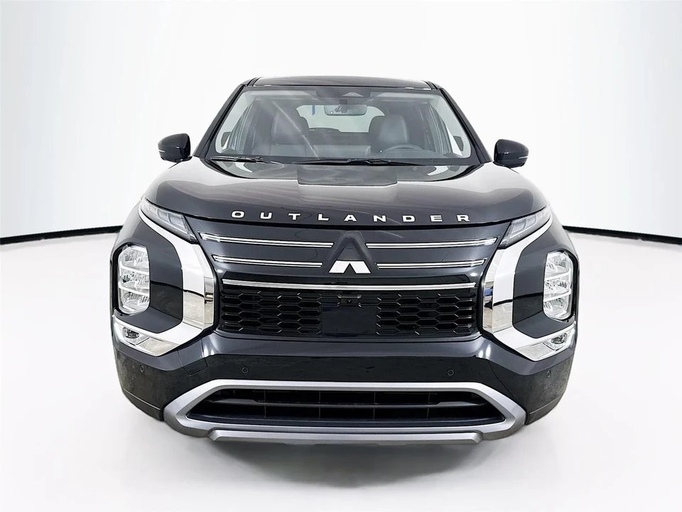 2025 Mitsubishi Outlander - Image 2 of 21