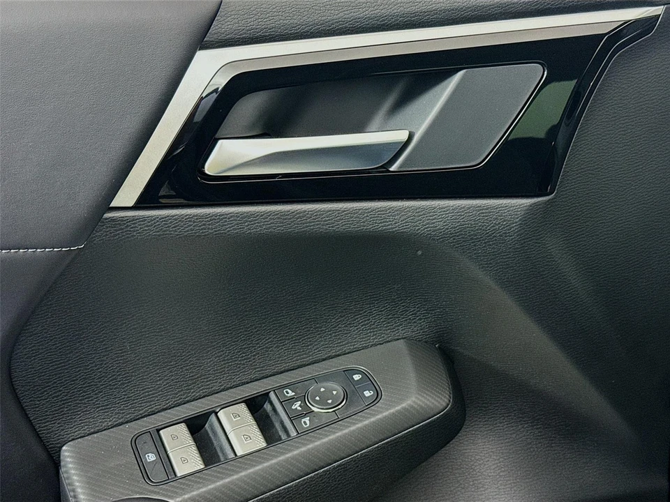2025 Mitsubishi Outlander - Image 17 of 21