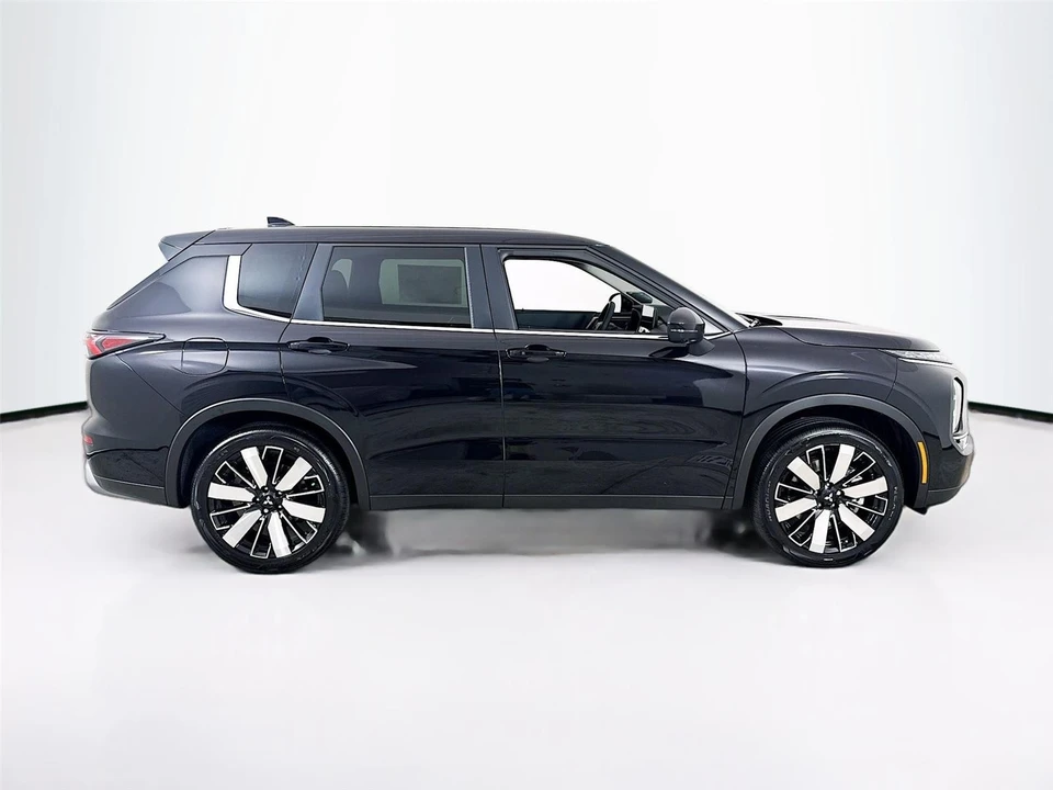 2025 Mitsubishi Outlander - Image 8 of 21