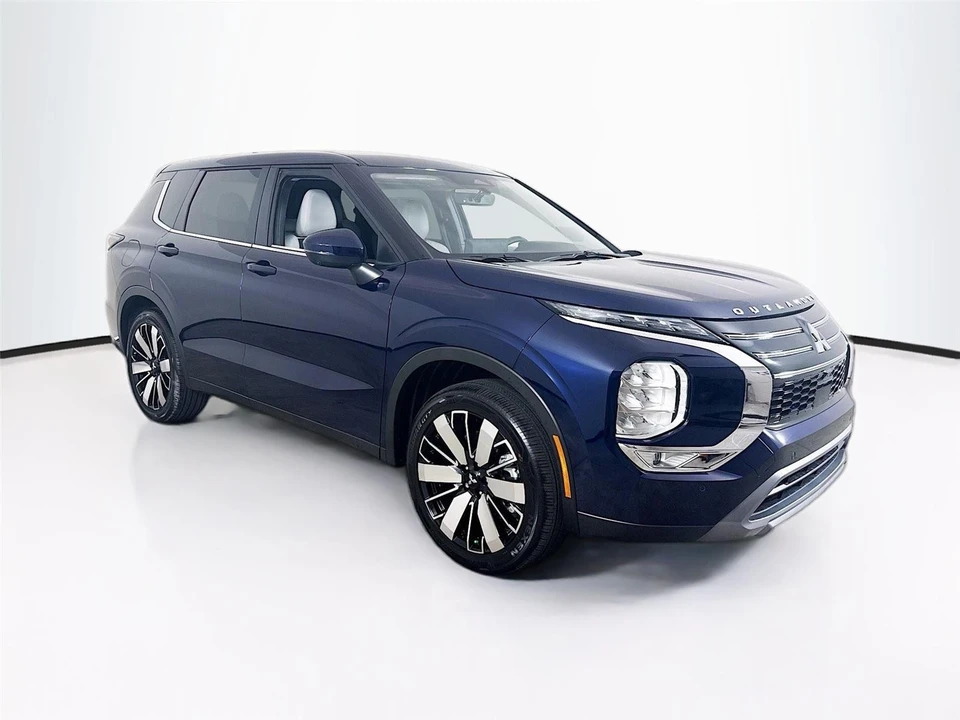 2025 Mitsubishi Outlander - Image 2 of 21