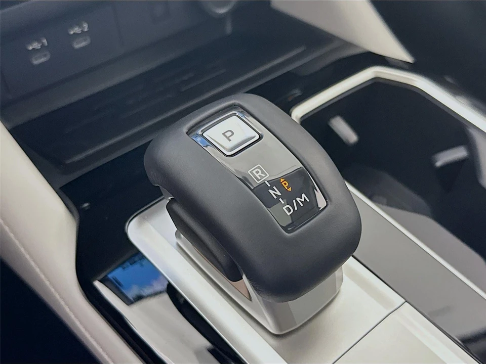 2025 Mitsubishi Outlander - Image 16 of 21