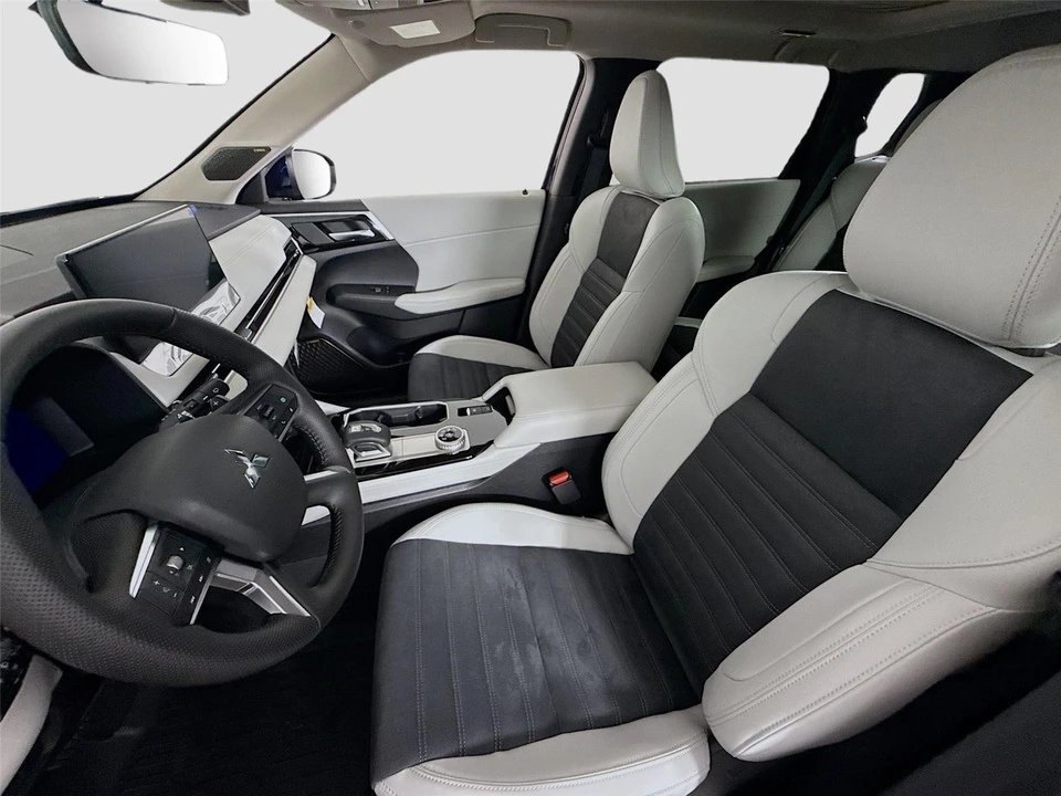 2025 Mitsubishi Outlander - Image 20 of 21