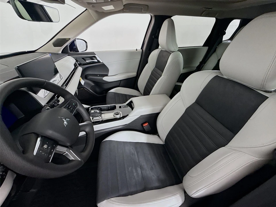 2025 Mitsubishi Outlander - Image 20 of 21