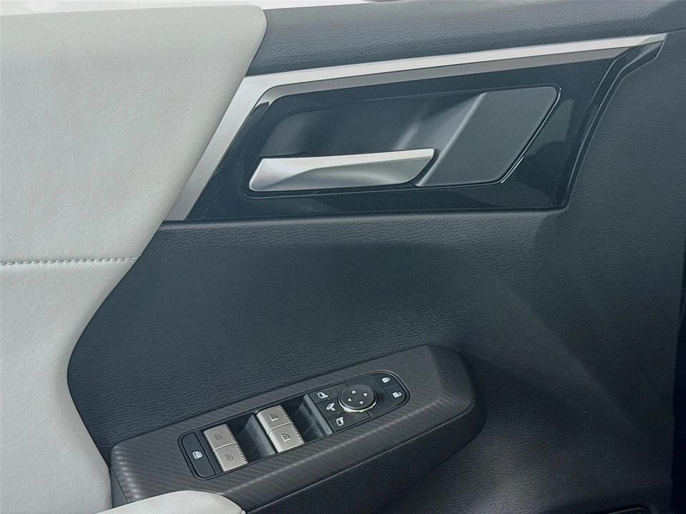 2025 Mitsubishi Outlander - Image 17 of 21