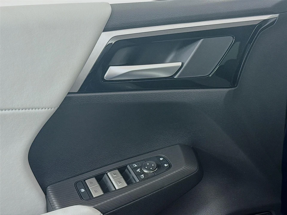 2025 Mitsubishi Outlander - Image 17 of 21