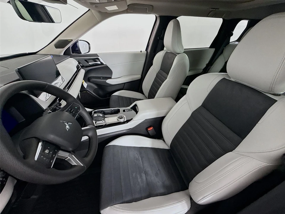 2025 Mitsubishi Outlander - Image 20 of 21
