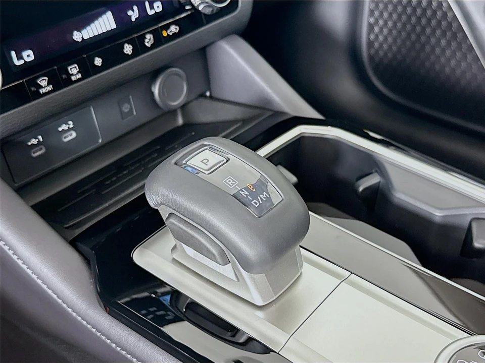 2025 Mitsubishi Outlander - Image 17 of 21