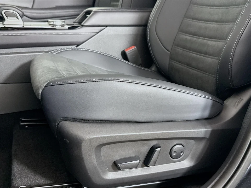 2025 Mitsubishi Outlander - Image 20 of 21