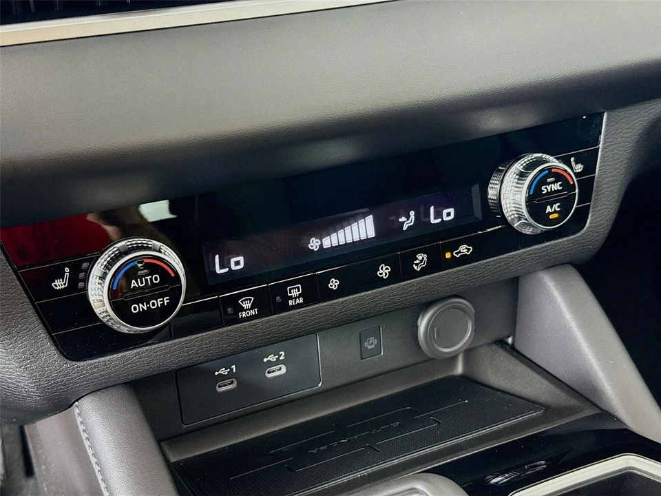 2025 Mitsubishi Outlander - Image 16 of 21