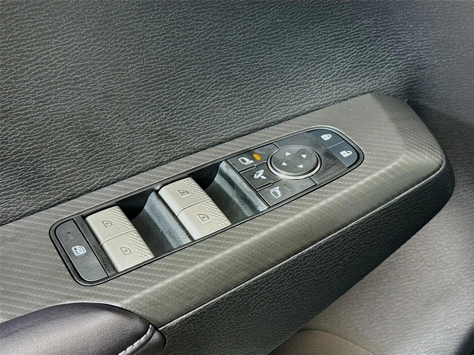 2025 Mitsubishi Outlander - Image 18 of 21