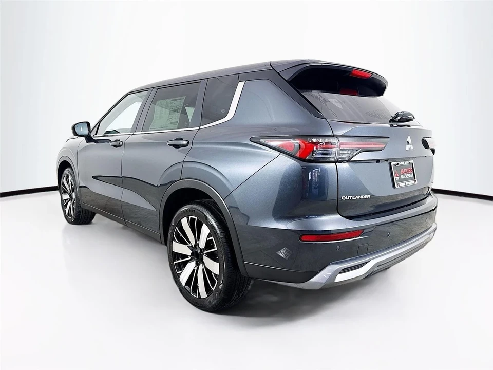 2025 Mitsubishi Outlander - Image 5 of 21