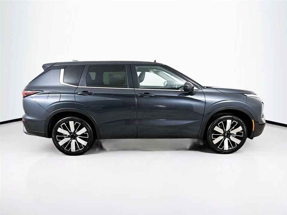 2025 Mitsubishi Outlander - Image 8 of 21
