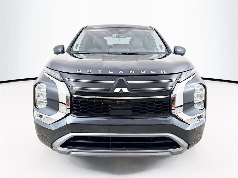 2025 Mitsubishi Outlander - Image 2 of 21