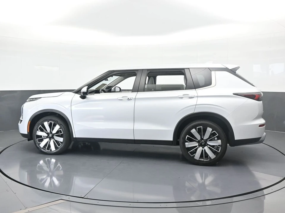 2025 Mitsubishi Outlander - Image 3 of 12