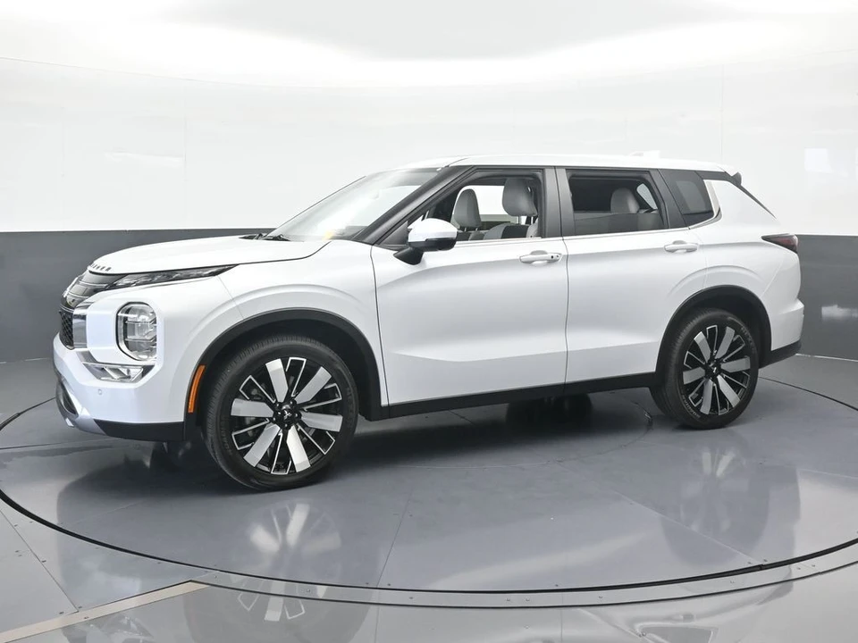 2025 Mitsubishi Outlander - Image 2 of 12