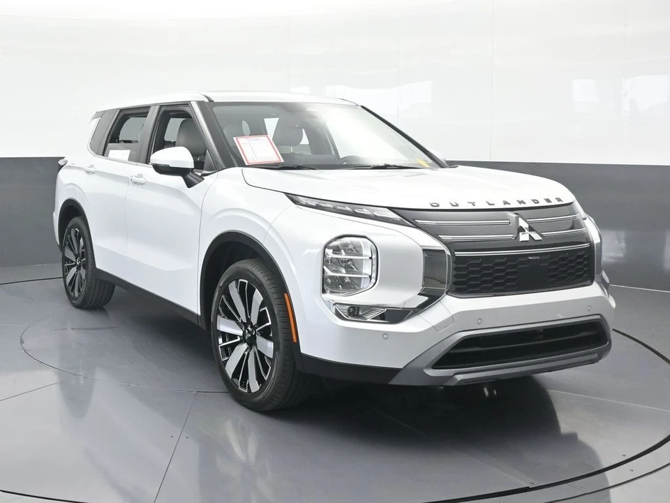 2025 Mitsubishi Outlander - Image 9 of 12