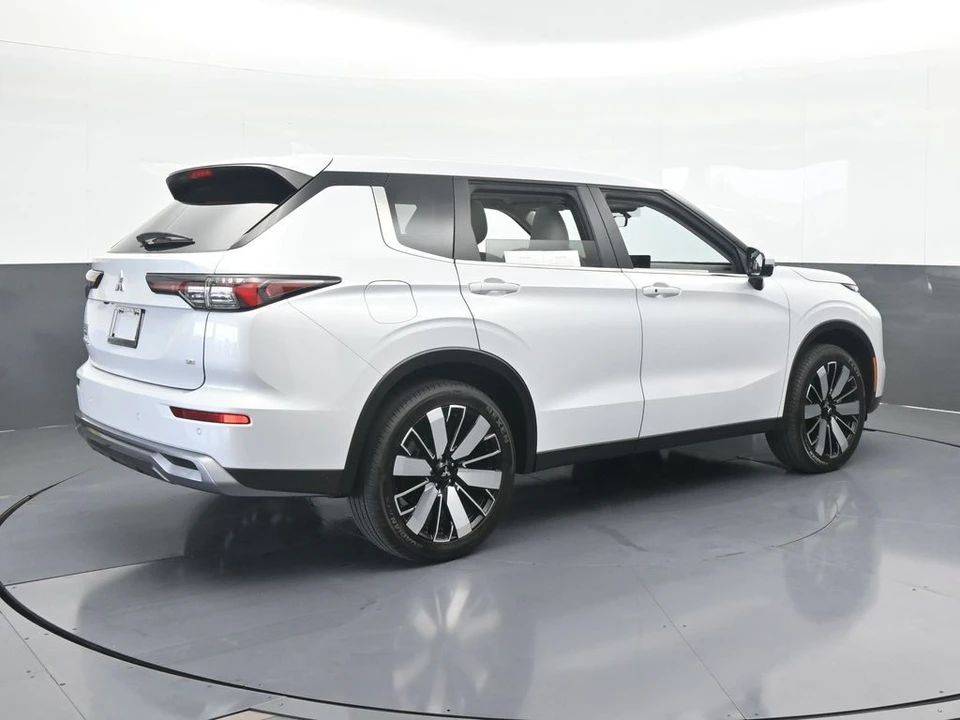 2025 Mitsubishi Outlander - Image 6 of 12