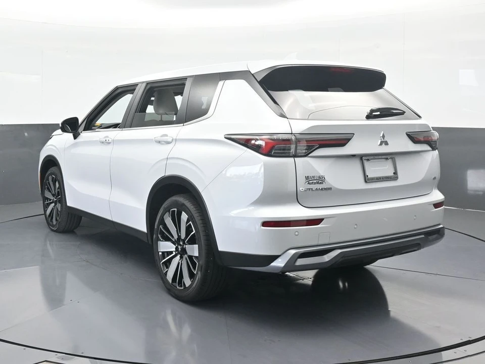 2025 Mitsubishi Outlander - Image 4 of 12