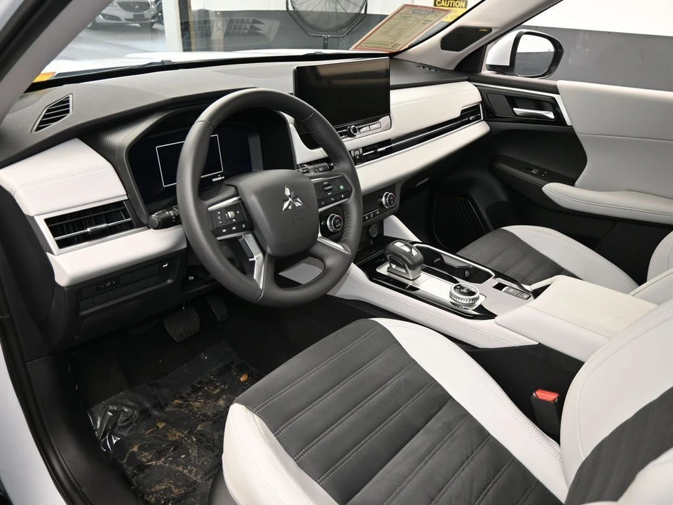 2025 Mitsubishi Outlander - Image 10 of 12