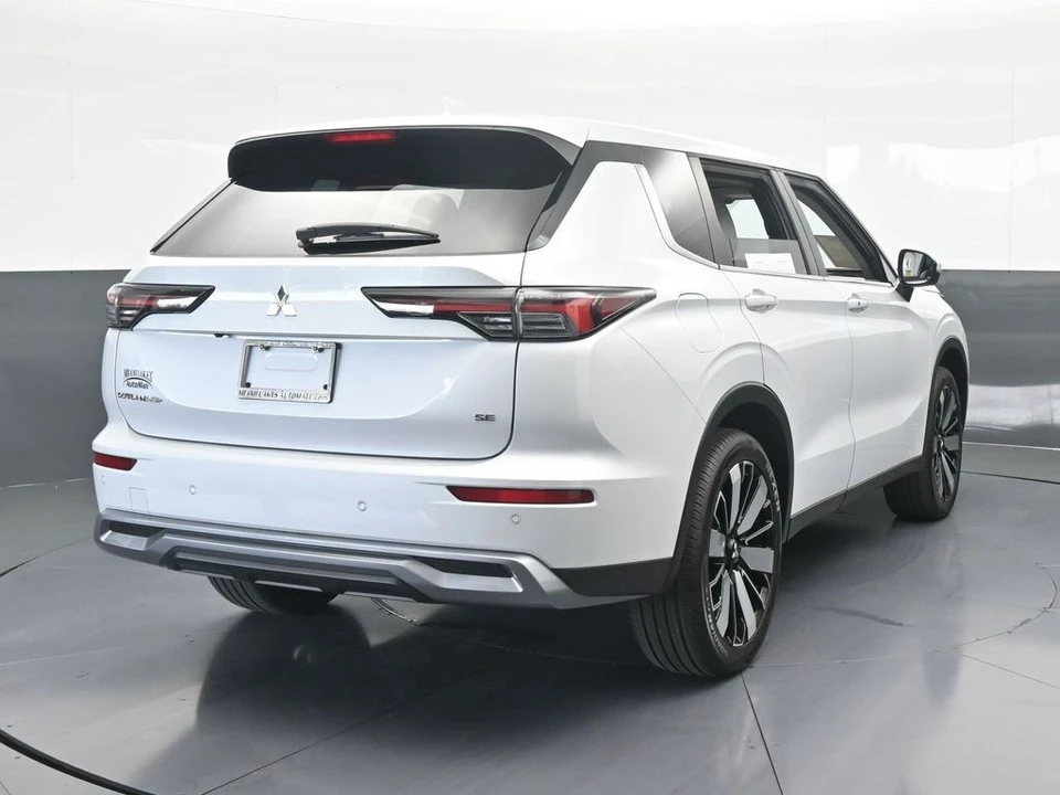 2025 Mitsubishi Outlander - Image 5 of 12