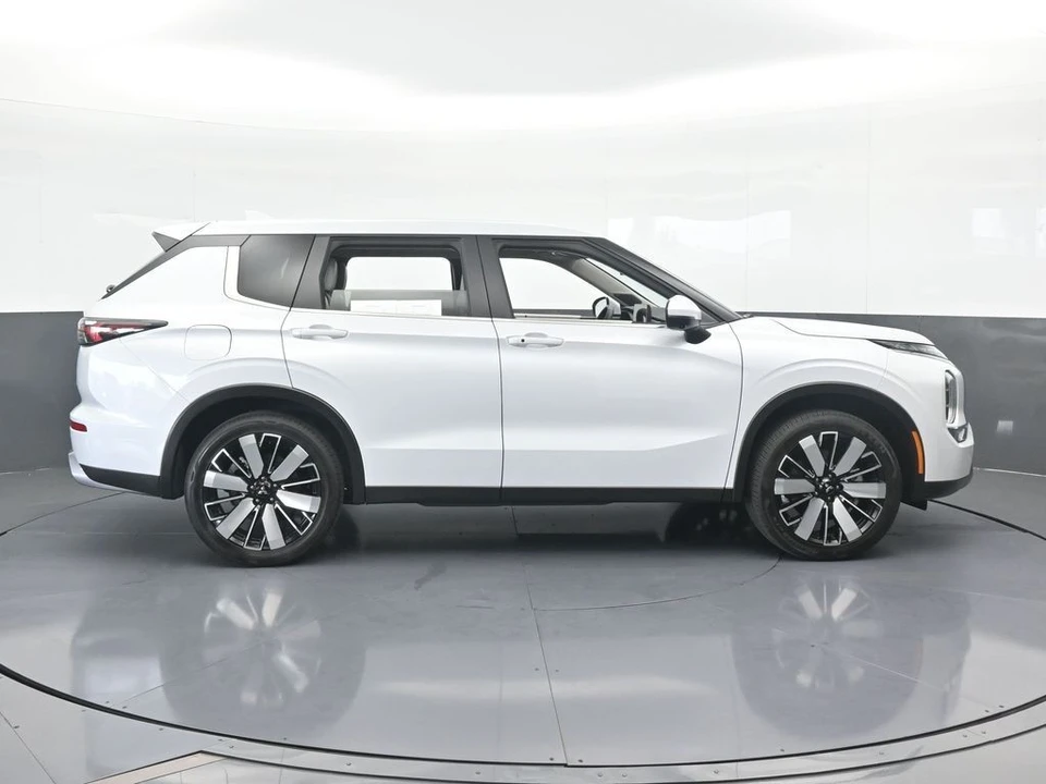 2025 Mitsubishi Outlander - Image 7 of 12
