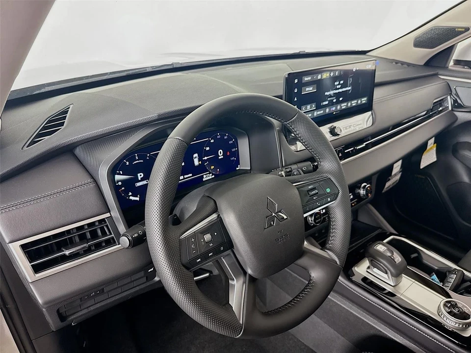 2025 Mitsubishi Outlander - Image 9 of 21