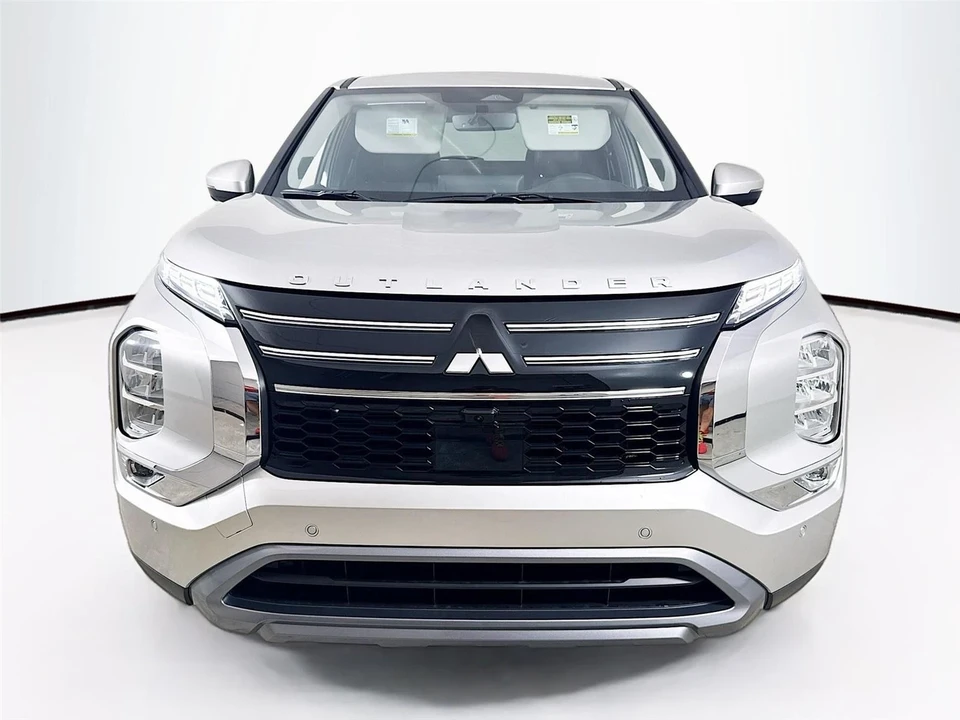 2025 Mitsubishi Outlander - Image 2 of 21