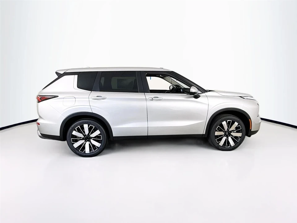 2025 Mitsubishi Outlander - Image 8 of 21