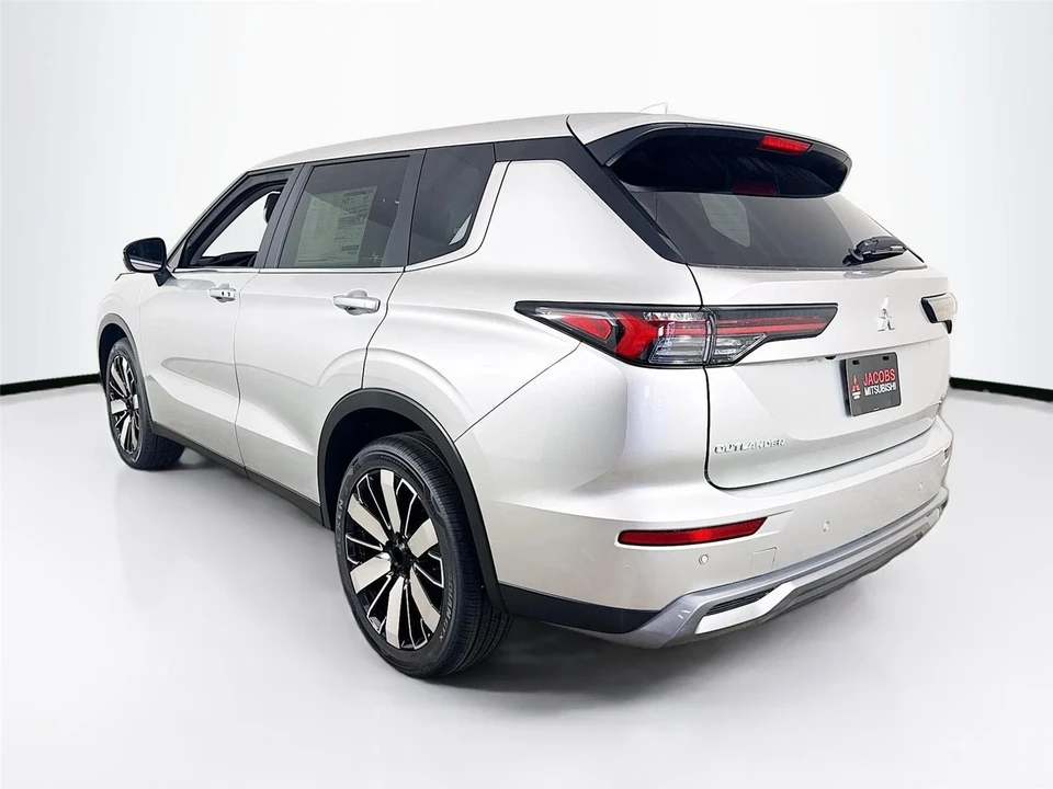 2025 Mitsubishi Outlander - Image 5 of 21