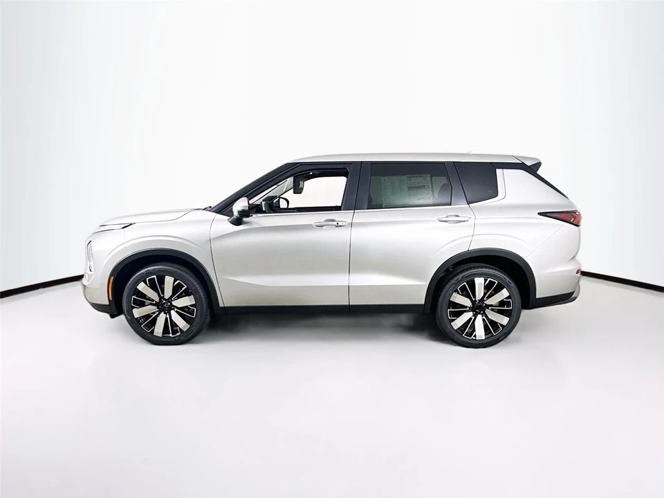 2025 Mitsubishi Outlander - Image 4 of 21