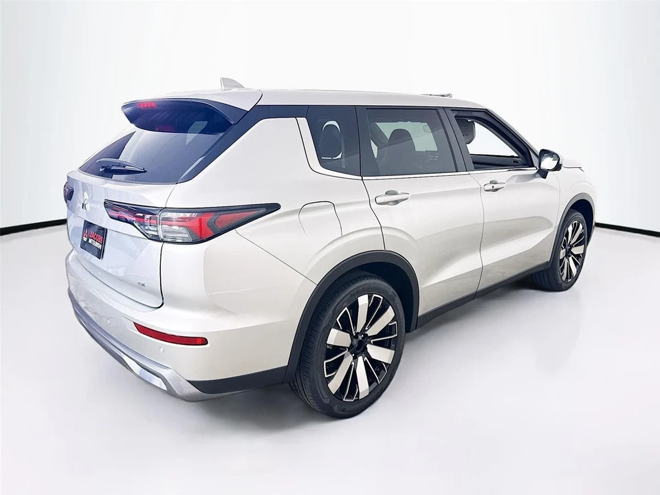 2025 Mitsubishi Outlander - Image 7 of 21