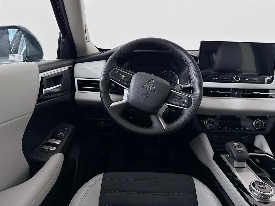 2025 Mitsubishi Outlander - Image 21 of 21