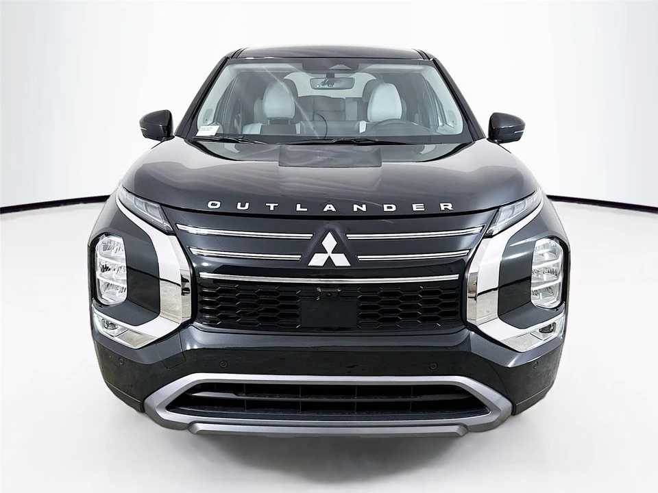 2025 Mitsubishi Outlander - Image 2 of 21