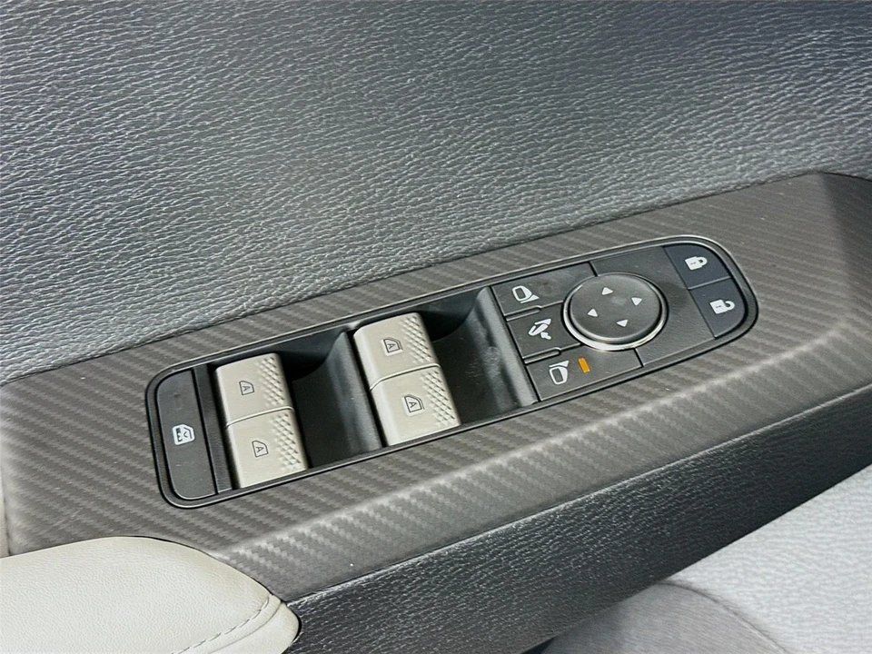 2025 Mitsubishi Outlander - Image 17 of 21