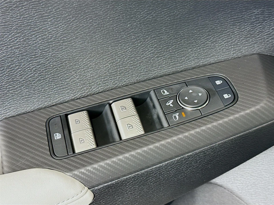 2025 Mitsubishi Outlander - Image 17 of 21