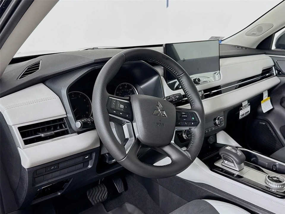 2025 Mitsubishi Outlander - Image 9 of 21