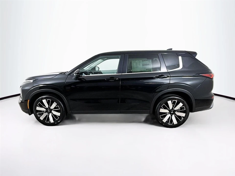 2025 Mitsubishi Outlander - Image 4 of 21