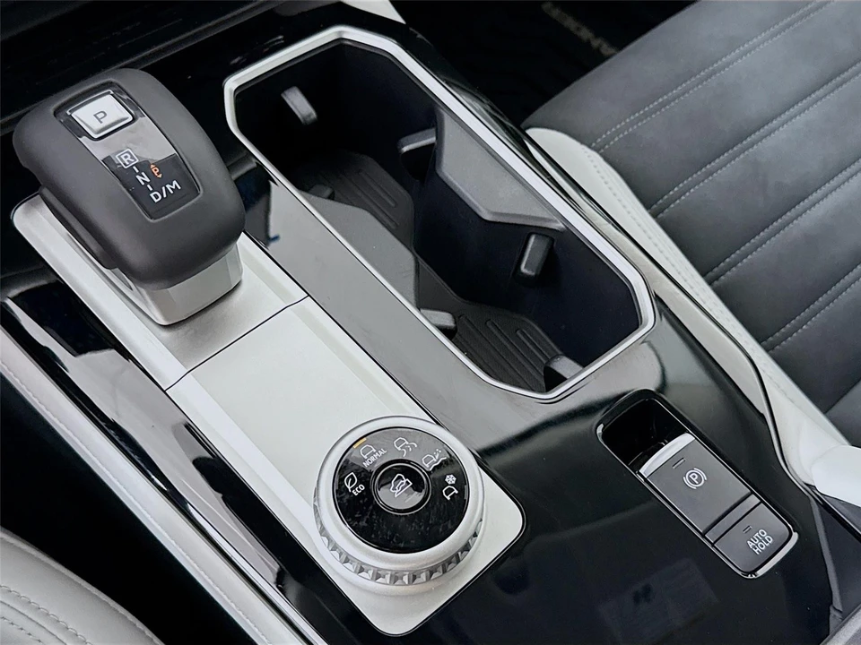 2025 Mitsubishi Outlander - Image 16 of 21