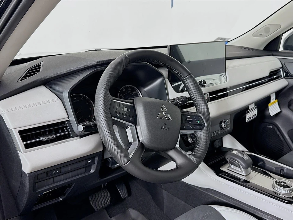 2025 Mitsubishi Outlander - Image 9 of 21