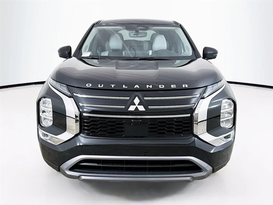2025 Mitsubishi Outlander - Image 2 of 21