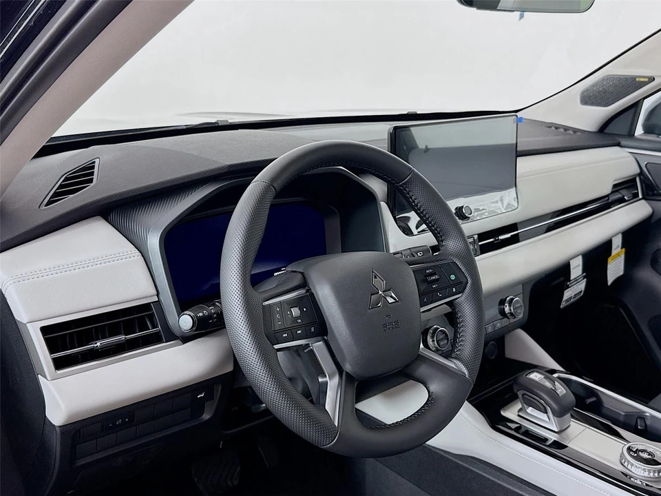 2025 Mitsubishi Outlander - Image 9 of 21