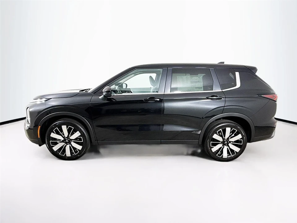 2025 Mitsubishi Outlander - Image 4 of 21