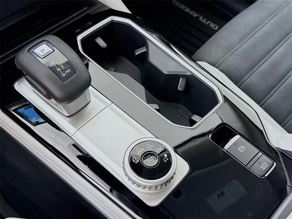 2025 Mitsubishi Outlander - Image 16 of 21