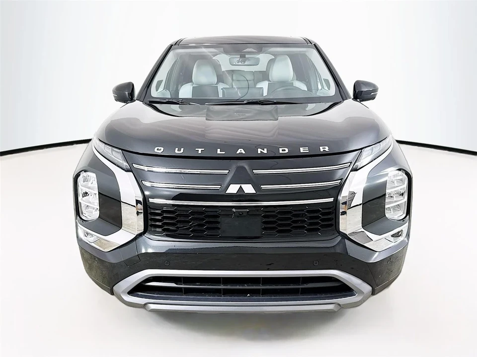 2025 Mitsubishi Outlander - Image 2 of 21