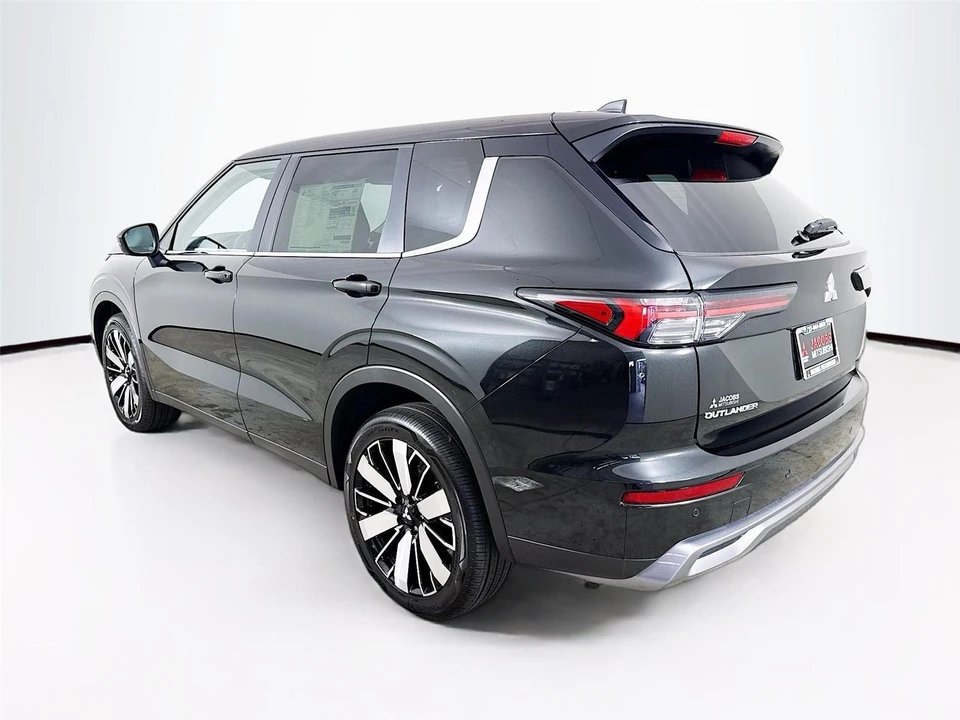 2025 Mitsubishi Outlander - Image 5 of 21